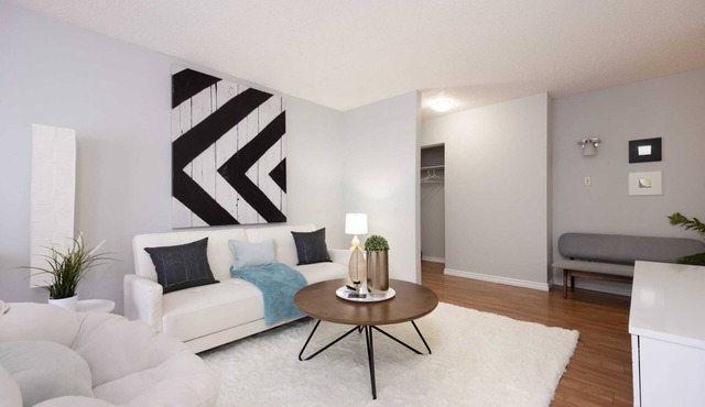 Newly Renovated 2BR | w/ Free Parking & Fast WiFi