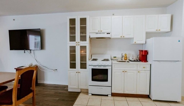 Newly renovated 2 Queen suite with Kitchenette
