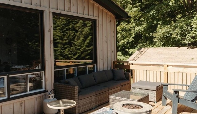 Newly renovated waterfront 3 bedroom cottage, emerald clear water with HOT TUB