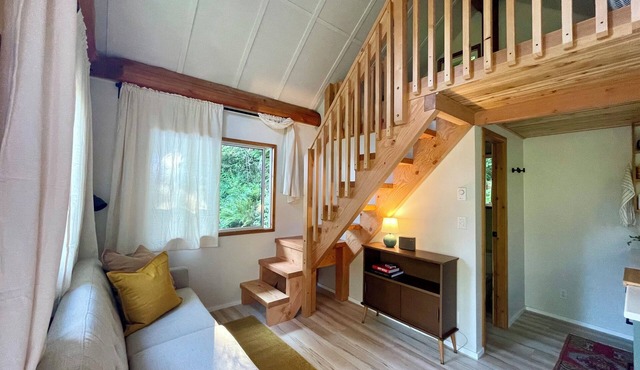 Newly renovated hilltop Cabin in Roberts Creek close to Gibsons and beach