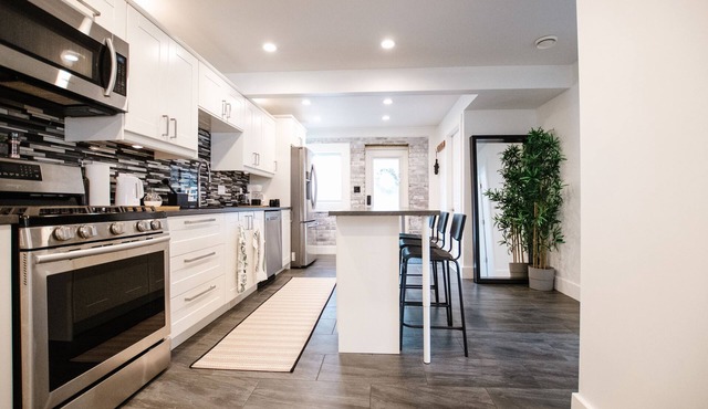 NEWLY Renovated House at Main beach, Cultus Lake!