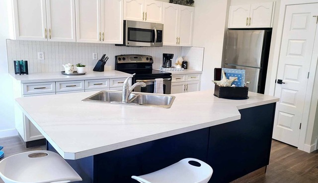 Newly renovated Suites by a park and close to Beach!