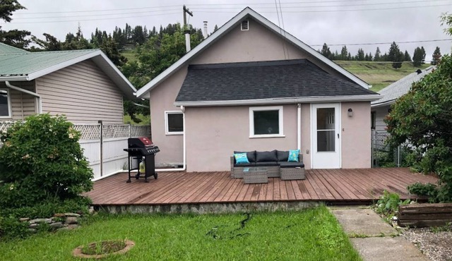 Nick's Place; Cozy Home with Hot Tub