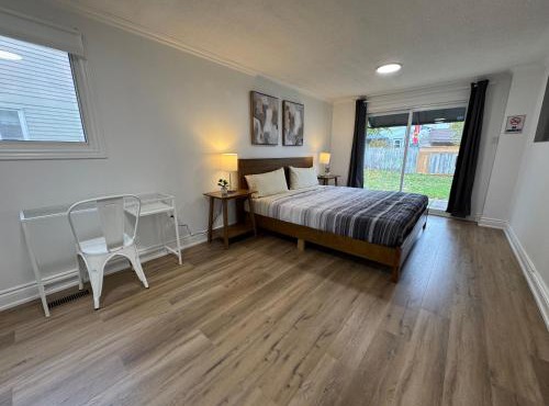 North Barrie !B Stylish and Spacious Private Bedroom with Shared Bathroom