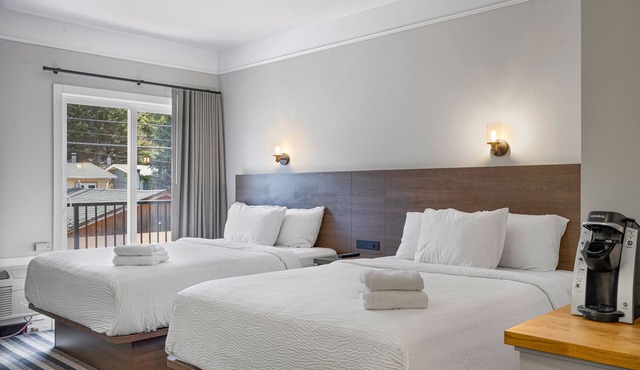 Northwinds | Double Queen + Deluxe King Adjoining Room