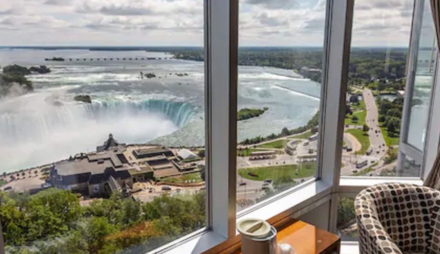 Oakes Hotel Overlooking the Falls