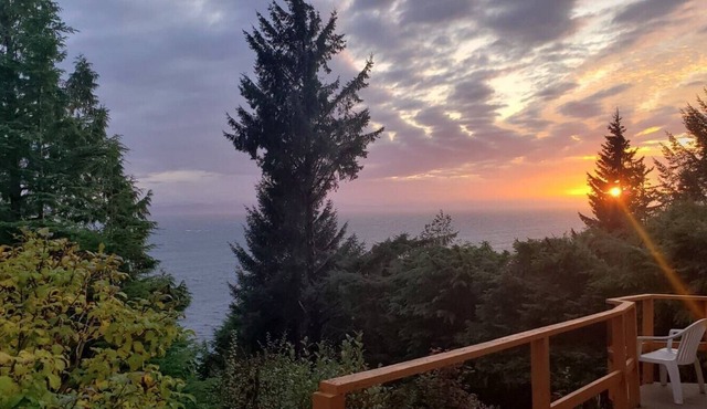 Ocean Front Home w/ Breathtaking Views & Hot Tub