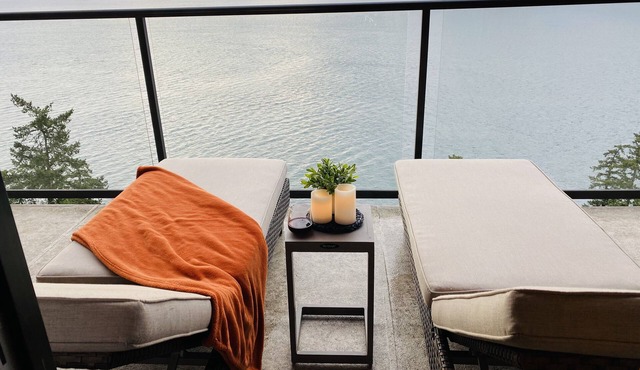 Ocean, Islands, Mountain View. Ferry & boat traffic. Hot tub. Private & gated.