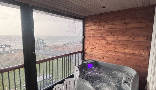 Oceanfront Boutique Retreat~Hot Tub~Woodstove