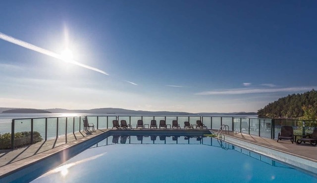 Oceanfront Condo: Your Getaway by the Sea