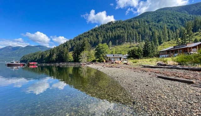 Oceanfront FISHING home-BOAT ACCESS w/hot tub & private dock. Sleeps up to 17+