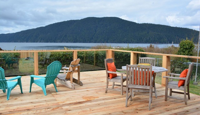 Oceanfront Retreat. Breathtaking Views, Barrel Sauna & Family-Friendly Comfort.