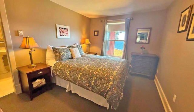 Oceanfront Suite with Relaxing Tub & Private Bath - Rm 6