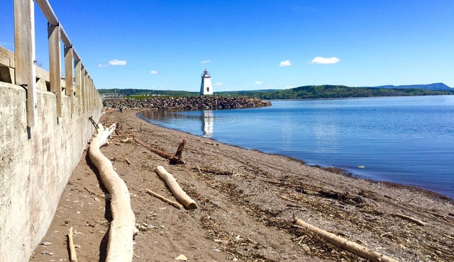 Oceanside bungalow next to a lighthouse, minutes walk to the beach!