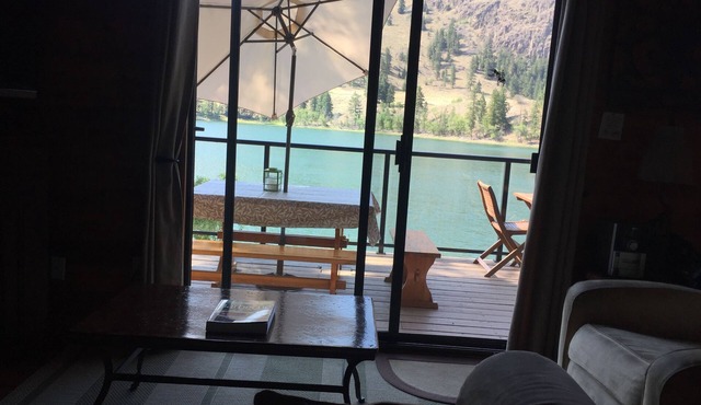 Okanagan Lakefront Cottage at Twin Lakes