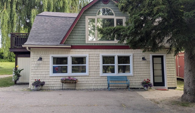 One Main Guesthouse - Entire Home - 2 King Suites Across Two Floors -EV Charging