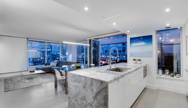 One-of-a-Kind Luxury 3 Bed Penthouse w/huge Private Patio, Hot tub & Firetable!