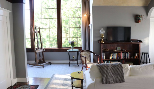Original charm, wonderful quiet location, close to parks , ocean and down town.