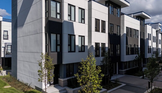 Oriluxstay-Cozy Condo Townhome Just Steps from the Water | Your Perfect Getaway