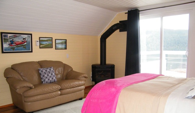 Outdoor Lovers Aerie- Superb view of Alberni Inlet & Harbour.