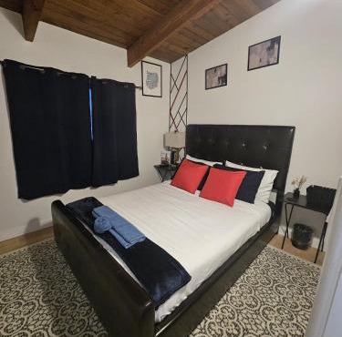 P&N Suites - DELUXE QUEEN ROOM- LONDON-Renovated