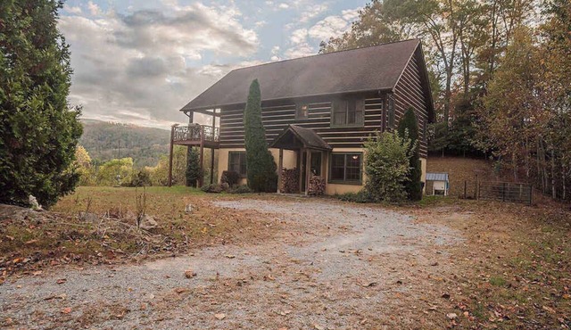 Panoramic Mountain View Escape: Luxe Jacuzzi Suite & Hot Tub. 15 Min to Boone