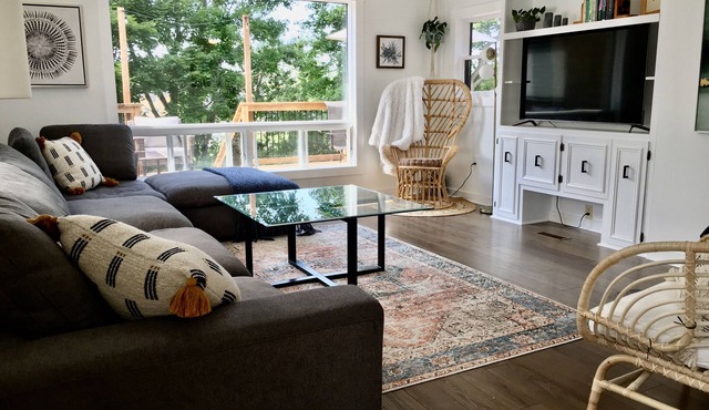 Parkman Pad: hot tub, wood stove by Montague breweries