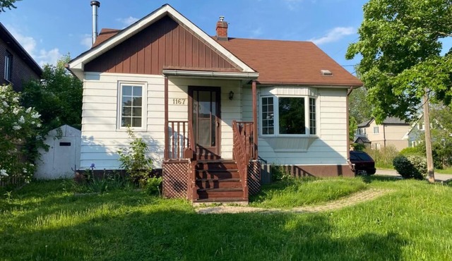 Peaceful, cozy 4 bedroom house walking distance to the lake, 15 mins to Downtown