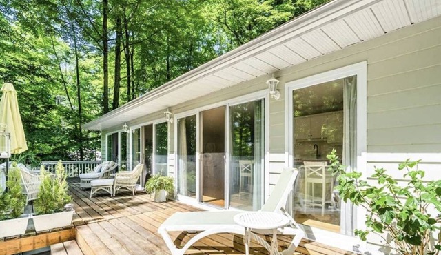 Peaceful French Chalet 10 min from Thunder Beach Georgian Bay