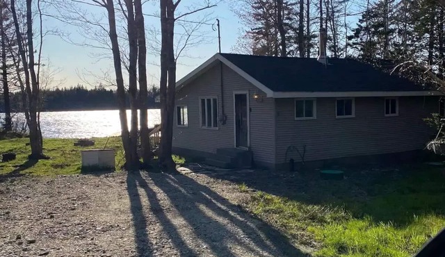 Peaceful place to stay. On lake in a rural area. Country living with amenities