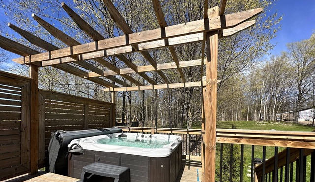 Peaceful Vacation Home With Hot Tub