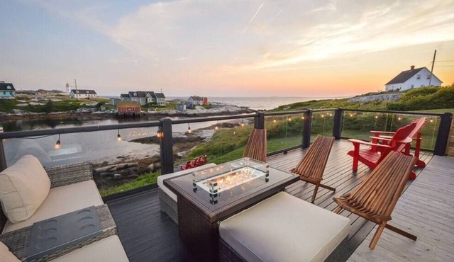 Peggy's Cove - Modern Home with Lighthouse View