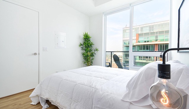⚡PENTHOUSE in Downtown Toronto with CN TOWER VIEWS + FREE PARKING!
