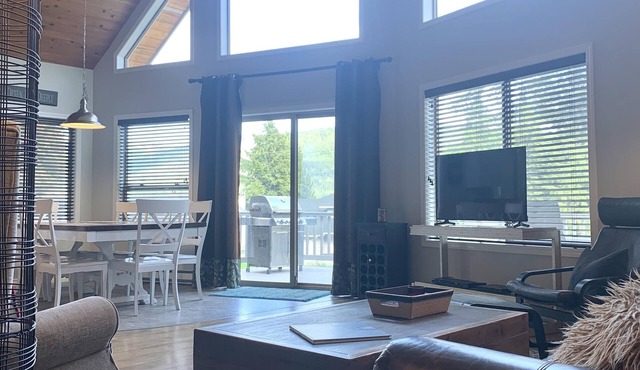 Peony Point - Semi Waterfront - Shuswap Vacations and Sledding Accommodation