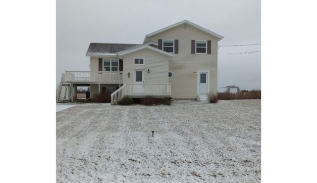 Perfect family beach house 4 bed, 1.5 bath, full laundry, walk to the beach