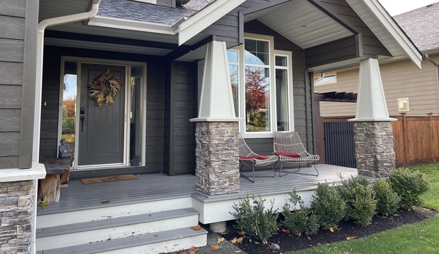 Perfect family home close to Mt Washington Ski Hill and one block to the Ocean!