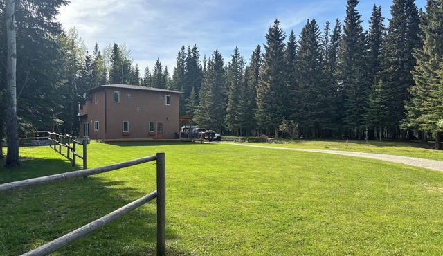 Perfect for families and large groups. 45 minutes drive to Jasper.