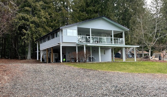 Perfect lake home right across from the beach
