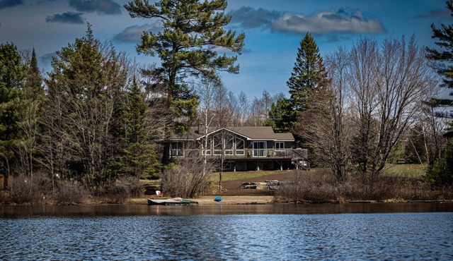Perfect Muskoka 3 Bedroom Waterfront Cottage