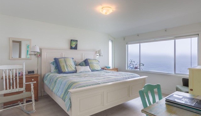 Perfectly Chic Waterfront Cottage Top Floor