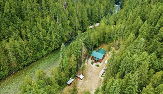 Perry River Lodge, a Riverside Retreat