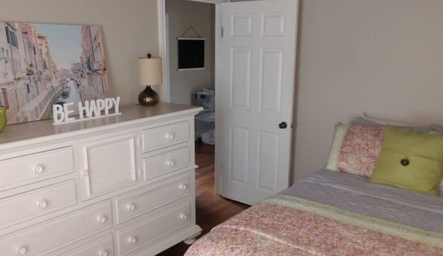 Pet Friendly 2 Bedroom Home in Downtown Clayton