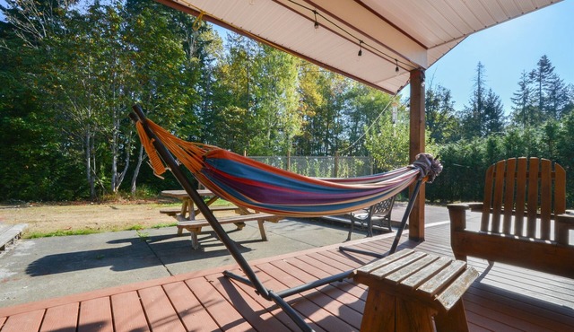 Pet Friendly 3bed w/Pool Table, Backyard Creek