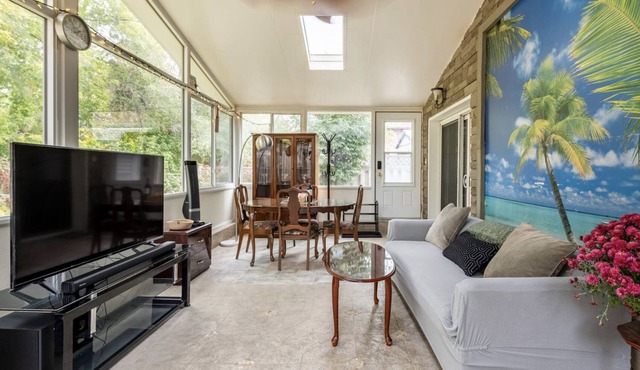 Pet friendly Cozy private backyard garden suite