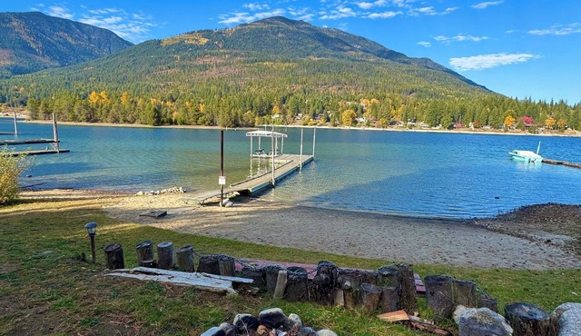 Pet friendly Kootenay Lake Cottage sleeps 4, No Pet or Cleaning fee