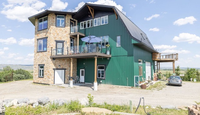 Picturesque countryside acreage with Mountain Views