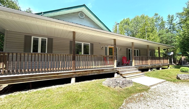 Pike & Pine: This bright and spacious retreat blends modern comfort with cozy cottage charm. Featuring a fully equipped kitchen, multiple cozy bedrooms, stylish bathrooms, and inviting living spaces with a wood-burning fireplace.