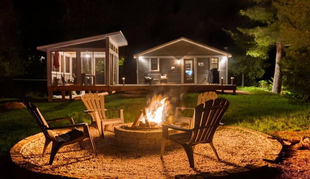 🌲 Pine Peninsula - Lakeside Retreat 🌅