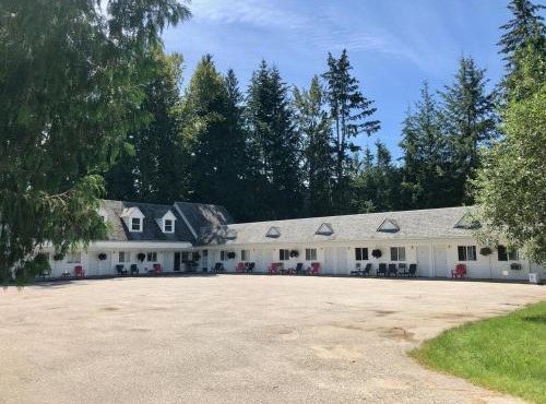 Pines Motel