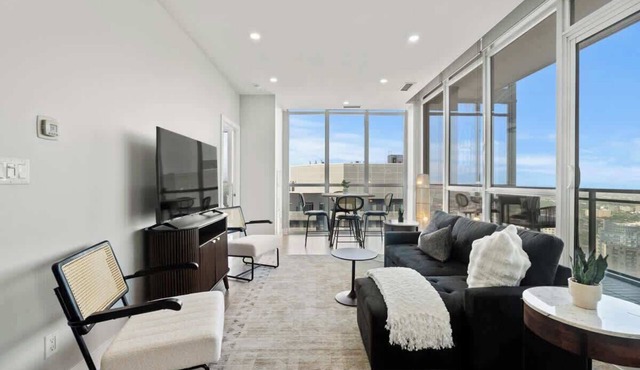 Pool, Gym & Sauna | CN Tower View Penthouse